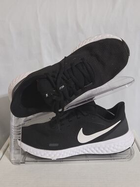 Nike Revolution 5 Black/White US Women Size 7.5